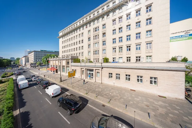 Schöne Wohnung mit Terrasse in Friedrichshain an der Magistrale zu vermieten - WBS erforderlich ! — photo 1